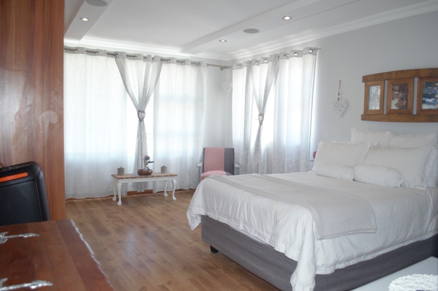 6 Bedroom Property for Sale in Perlemoenbaai Western Cape